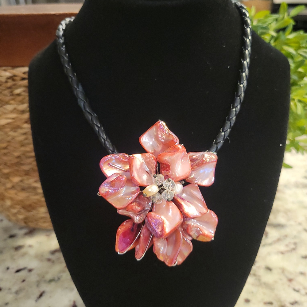 Floral Shell Pendant Necklace